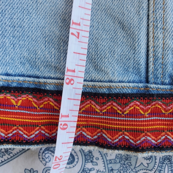 Guess Women's Vintage 90's Jean Jacket Pink Embroidery Light Wash Button Up M - Picture 6 of 11